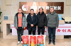 洛龍區(qū)總工會(huì)慰問(wèn)炎黃科技園困難職工